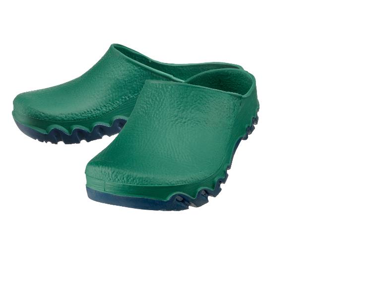 Paire de sabots de jardin verts à semelles bleues.