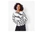 Vrouw in gestreept shirt met lange mouwen en donkere jeans
