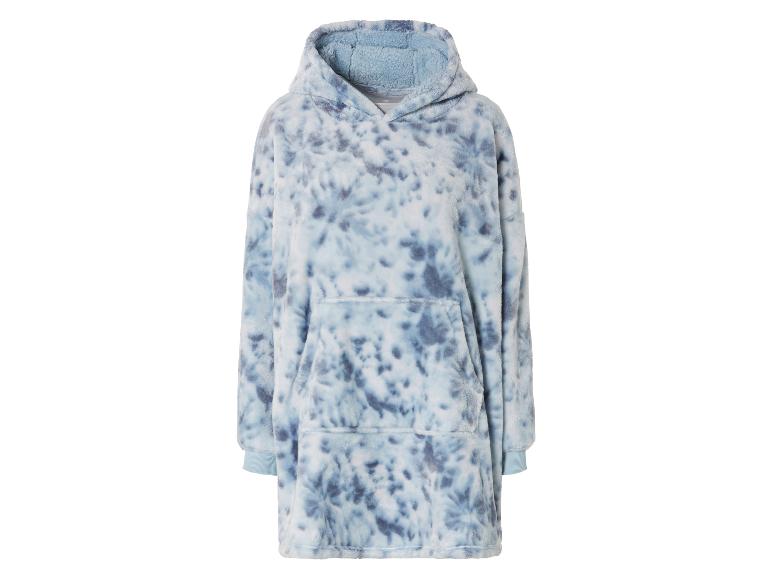 Een blauwe hoodie met tie-dye print.