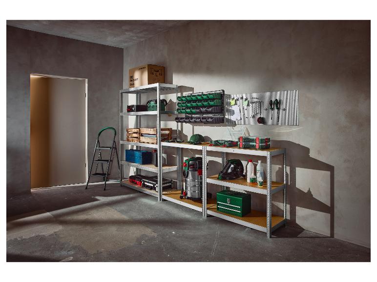 Atelier avec outils Parkside, étagères, bacs de rangement et un escabeau.