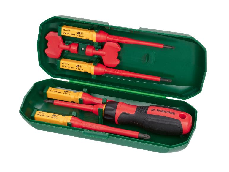 Een set schroevendraaiers van Parkside met verschillende bitjes in een groene koffer.