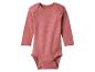 Roze babyromper met lange mouwen en drukknoopsluiting.