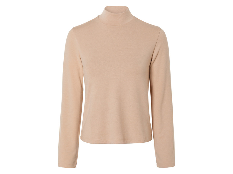 Un pull beige à col roulé à manches longues.