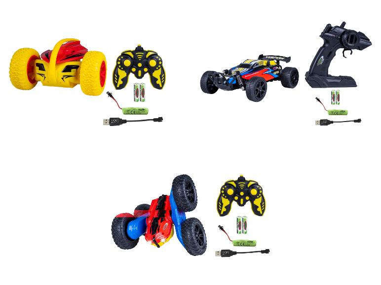 Trois voitures télécommandées avec contrôleurs, piles et chargeurs.