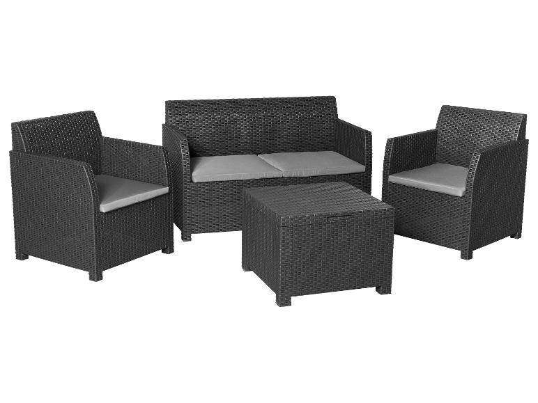 Ensemble de mobilier de jardin : canapé deux places, deux fauteuils et table basse avec coussins gris.
