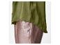 Chemisier vert olive et pantalon rose métallisé