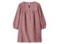 Robe rose à manches longues avec encolure froncée et bouton au dos.