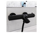 Zwarte thermostaatkraan voor de douche met een handdouche.
