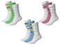Trois ensembles de trois chaussettes, chacune avec des couleurs et des motifs différents comme des lettres, des chiffres et des rayures.