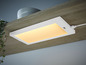 Witte LED-lamp onder een plank met een schakelaar.