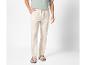 Beige linnen broek en sandalen: zomerse, casual look.