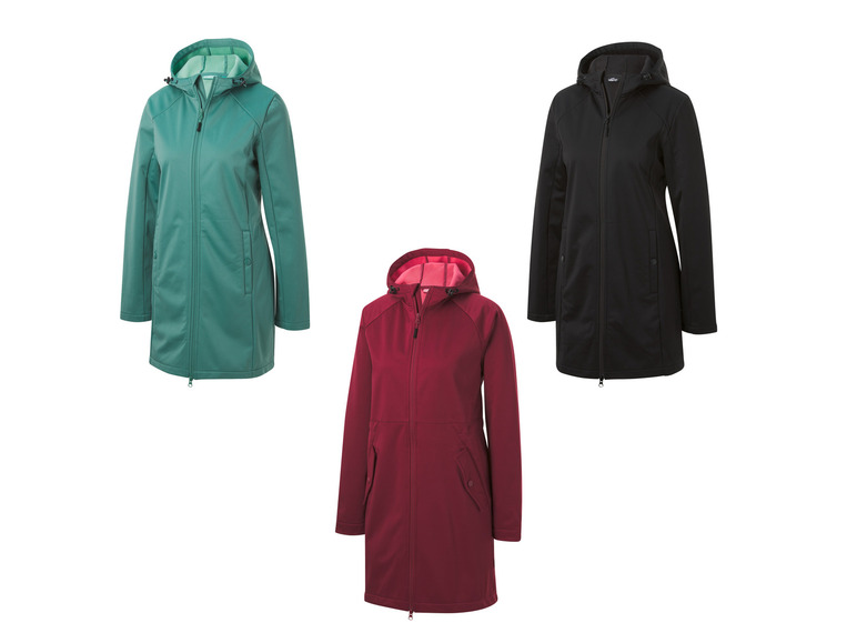 Trois vestes softshell à capuche en différentes couleurs.