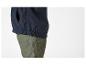 Une veste coupe-vent bleu marine avec un pantalon vert.