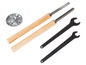 Twee houten beitels, twee sleutels en een metalen ronde basis.