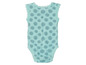 Een baby-onesie met een bloemenprint.