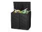 Armoire de jardin noire avec couvercle ouvert, remplie d'outils de jardinage, dont un arrosoir et des cisailles.