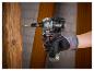 Hand houdt een Parkside slagschroevendraaier vast, die een schroef in hout draait.
