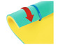 Un tapis de plage pliable jaune et vert avec une sangle bleue.