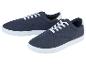 Deux paires de baskets en toile bleu marine à lacets blancs.