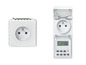Een witte stopcontact met een ingebouwde digitale timer.