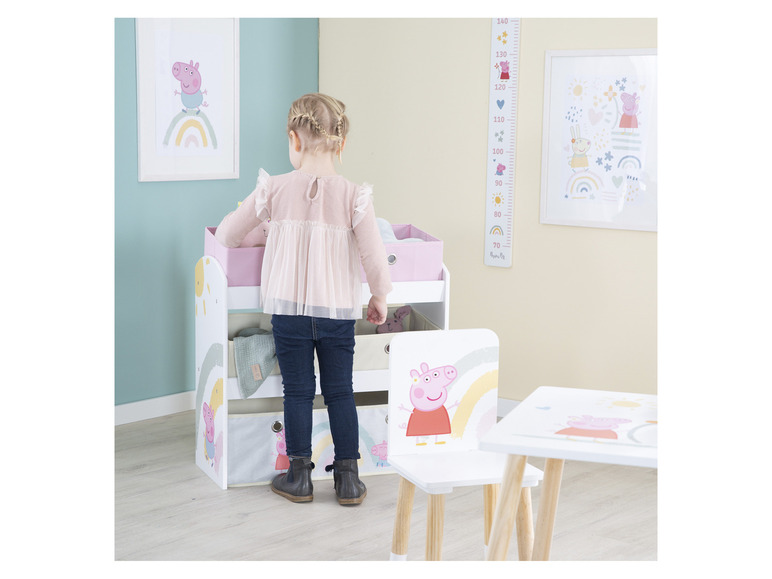 Een Peppa Pig speelset met een opbergmeubel, een stoel en een tafel.