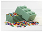 Een groene LEGO-bak met LEGO-stenen.