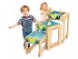Twee kinderen spelen met een houten watertafel met blauwe bakken en een waterkraan.