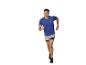 Homme en t-shirt bleu et short de course gris.