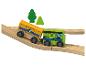 Houten speelgoedtrein met gele en groene wagons op rails, met decoratieve bomen.