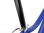 Detail van een fietszadelpen met nummering en een blauw frame
