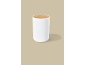 Récipient blanc avec couvercle en bois sur fond beige.