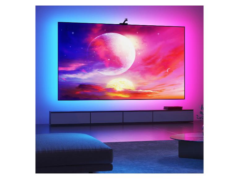 Grote tv met sfeervolle achtergrondverlichting die een levendige ruimte scène toont in een moderne woonkamer.