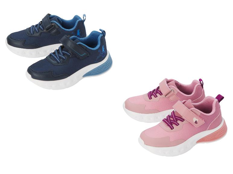 Chaussures de sport pour enfants: bleues avec dinosaures et roses avec cœurs.