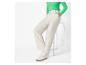 Beige broek met witte sneakers