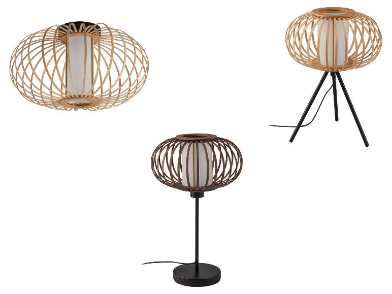 Twee houten lampen met een witte lampenkap, een met een driepoot en een met een ronde voet.