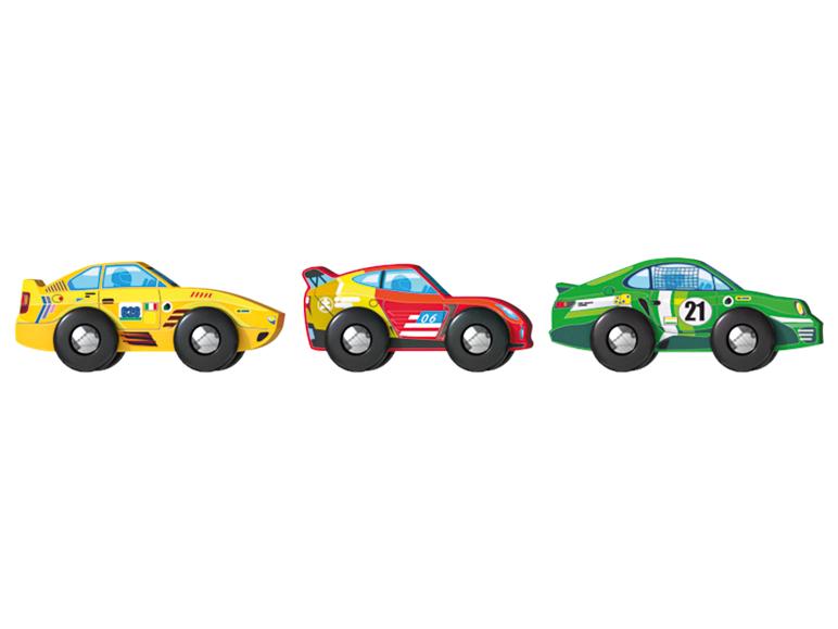 Trois voitures de course en bois comme jouets.