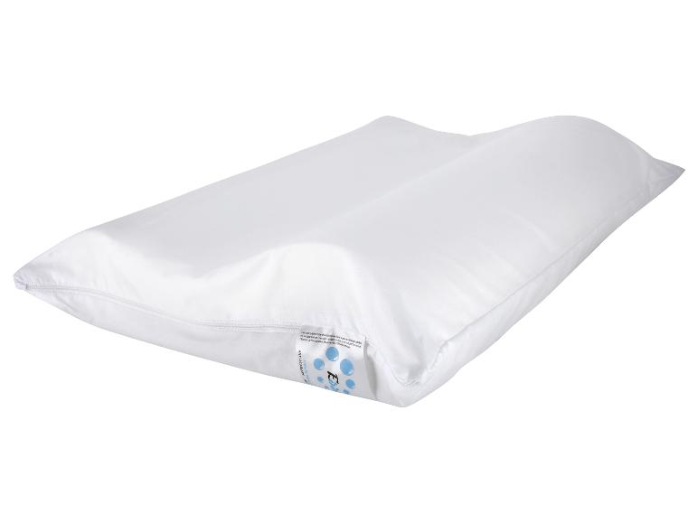Wit kussen met rits en label voor anti-huisstofmijt en antibacteriële behandeling.