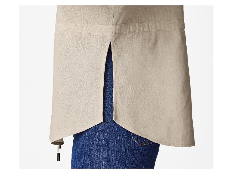 Chemise beige en lin, détail dos et jeans.