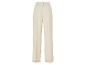 Un pantalon blanc ample