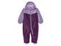 Une combinaison de neige violette à capuche pour bébé.