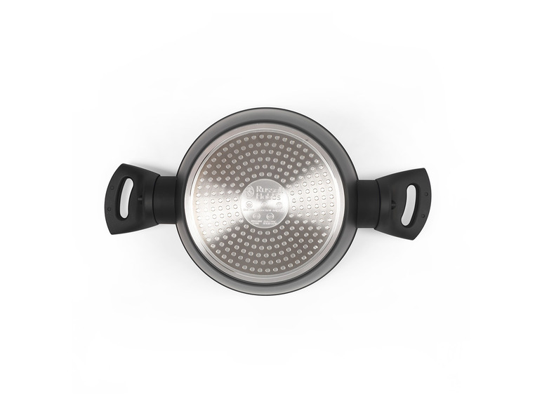 Een zwarte Russell Hobbs pan met een stalen bodem.