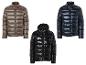 Drie winterjassen in verschillende kleuren.