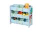 Étagère de rangement bleue pour enfants avec bacs en tissu et jouets, dont un ours en peluche.