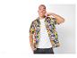 Homme en chemise style bande dessinée avec imprimés 'JUMP!' et 'ROCK IT'.
