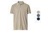Beige poloshirt met witte kraag- en mouwdetails, met kleurstalen aan de zijkant.