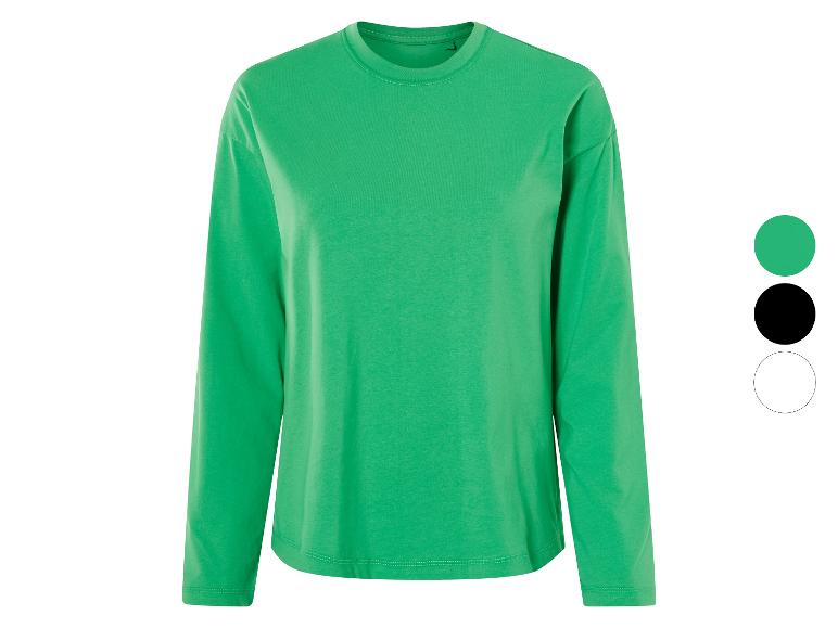 Un t-shirt vert à manches longues.