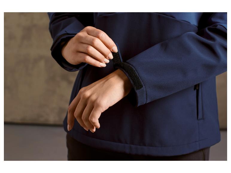 Gros plan sur la manche d'une veste softshell bleu marine.