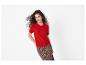Vrouw in rode trui en luipaardprint rok