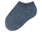 Een donkerblauwe sok op een witte achtergrond.