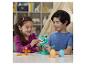 Twee kinderen spelen met Play-Doh-dinosaurussen en eieren.